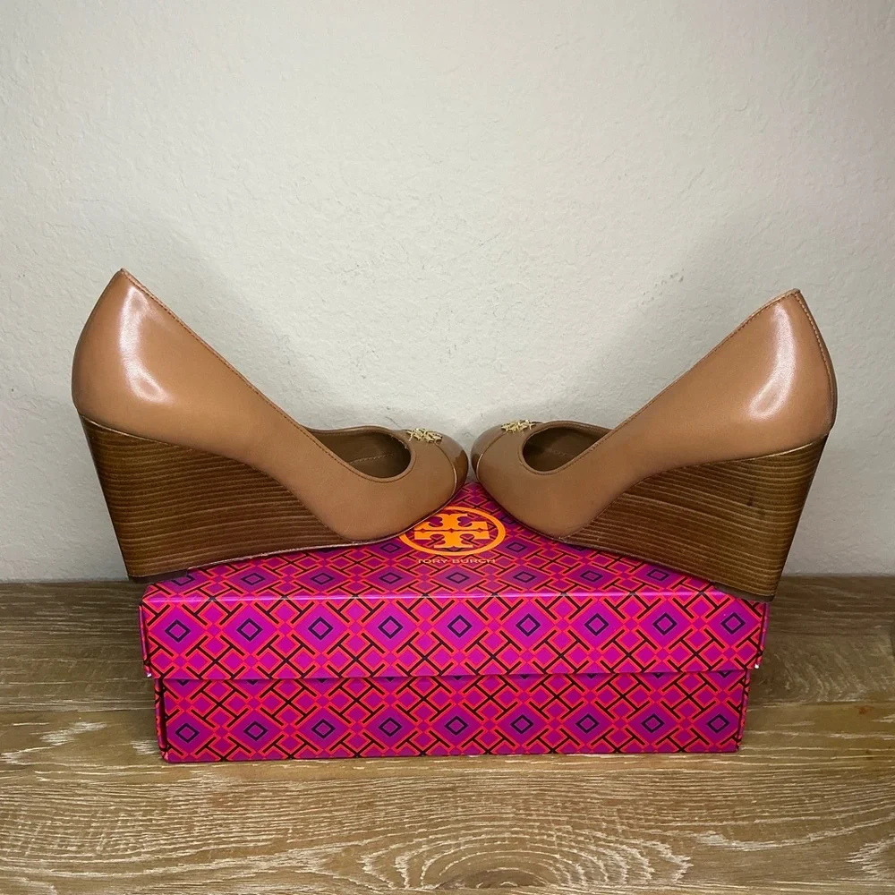 Tory Burch Jolie 85MM Closed Toe Wedge Nappa Patent Leather Royal Tan Size 8